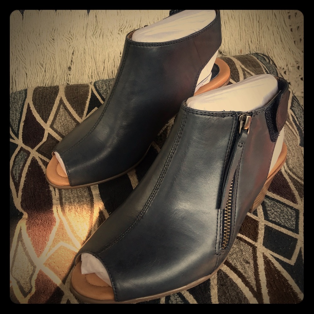 EARTH KRISTY ADMIRAL BLUE LEATHER BOOTIES